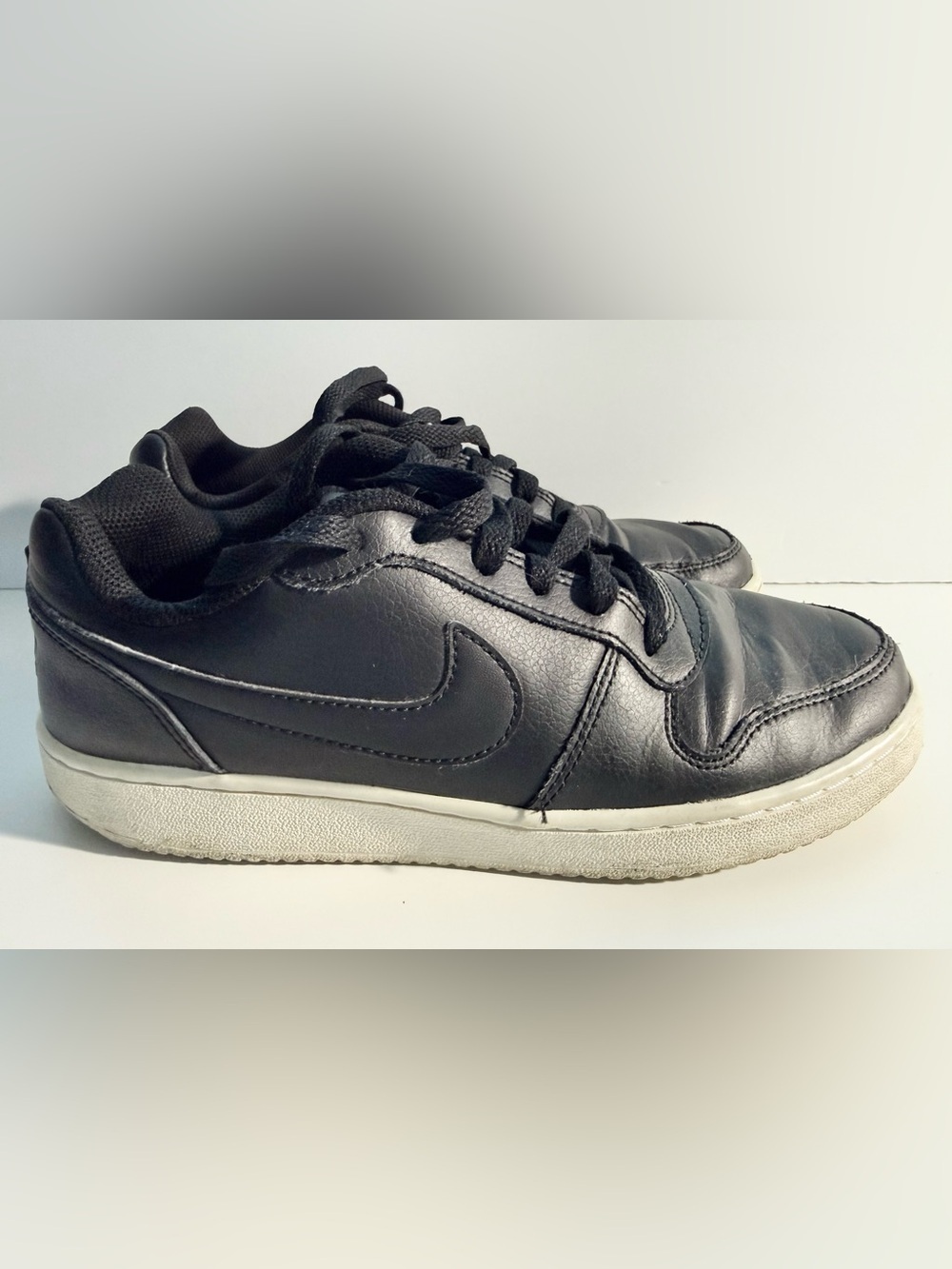 Nike Ebernon Low in the black and white colorway. size 8